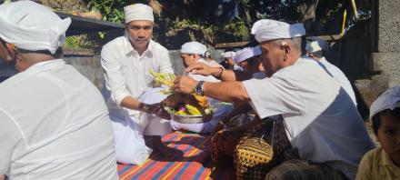 Persembahyangan Purnama Sasih Kasa di Padmasana Kantor Desa Sembiran